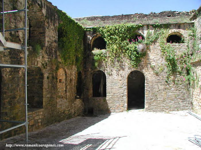 ESPACIO INTERIOR DEL CLAUSTRO, HACIA EL OESTE